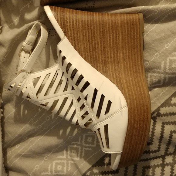 Shoedazzle white lattice wedge size 10 - Picture 3 of 14